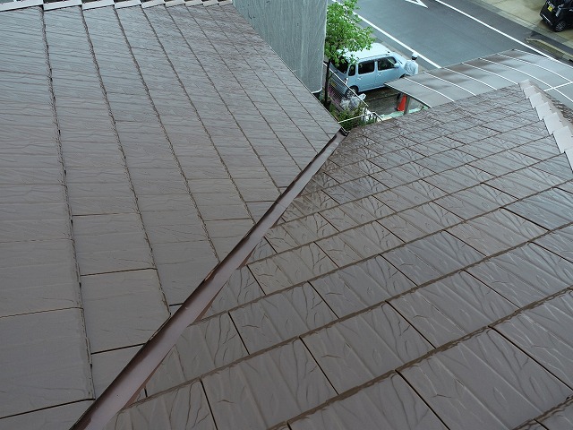 住宅屋根の谷板金の劣化状況を確認した現場調査