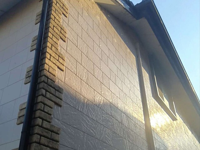 住宅の現場調査で雨樋や鼻隠しに経年劣化を確認