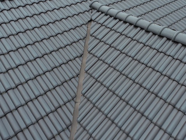 住宅モの屋根点検で谷板金の色あせや塗膜剥がれを確認