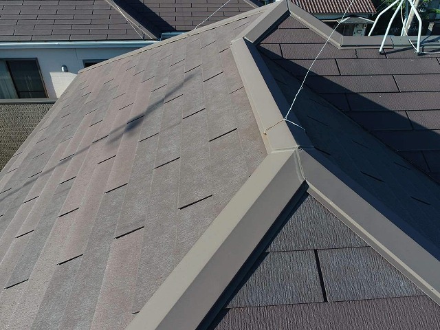 スレート屋根の棟板金の色あせを確認した現場調査