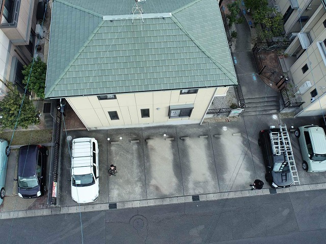 板金部材の色あせなどの劣化を確認したアパート建物の屋根調査