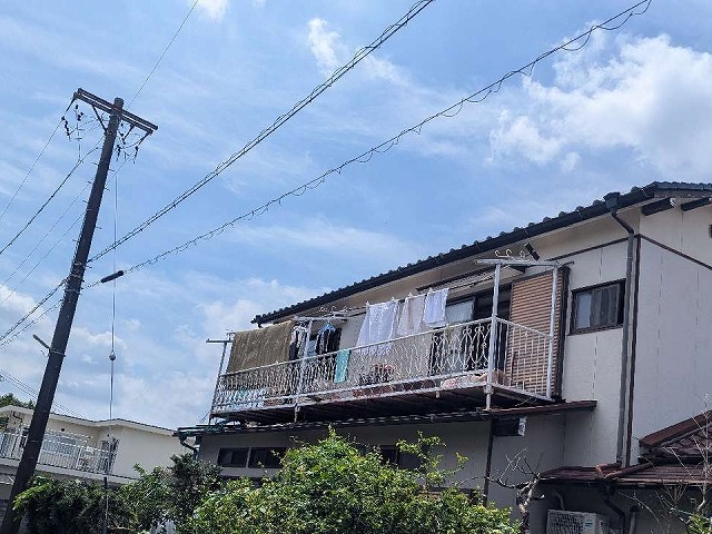 雨漏り修理のため下屋根の葺き替え工事を行う住宅の外観