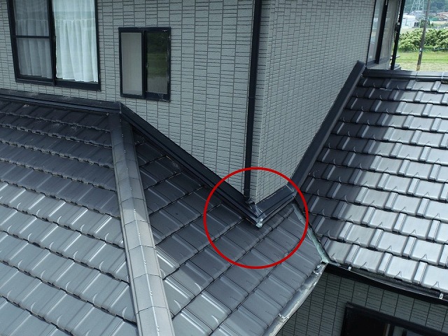 住宅の無料点検で下屋根の雨樋に破損を確認