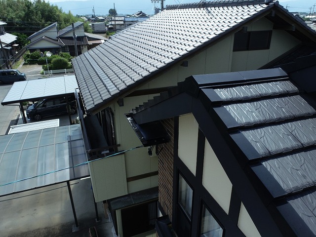 住宅屋根点検で平板瓦に設置されている板金役物に劣化を確認