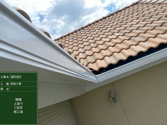 外壁塗装工事の雨樋や鼻隠しに対する塗装工程が完了