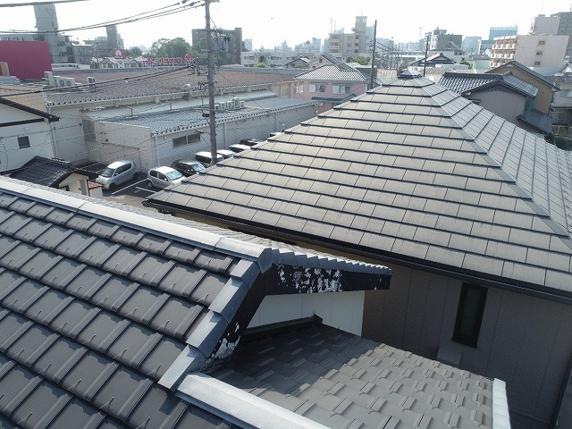 陶器瓦屋根に設置されているケラバ板金役物の劣化状況を確認