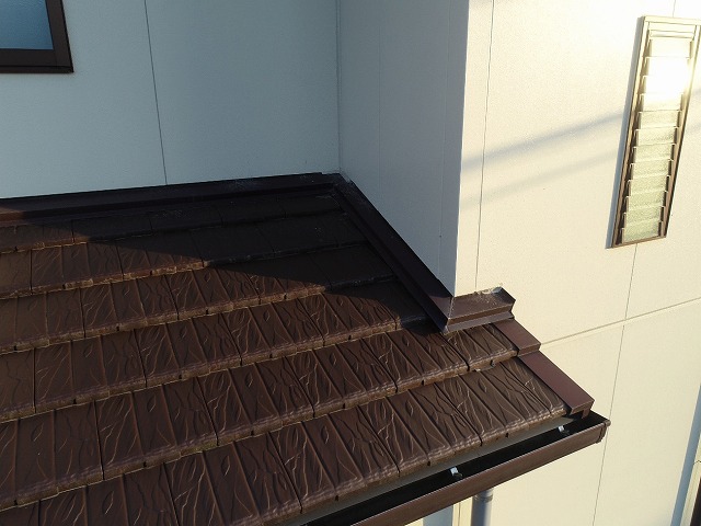 住宅下屋根のケラバ板金に劣化を確認した現場調査