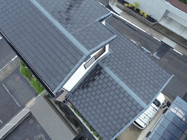 板金役物の撤去後に平板瓦と同質の瓦役物との取り替えを行う住宅