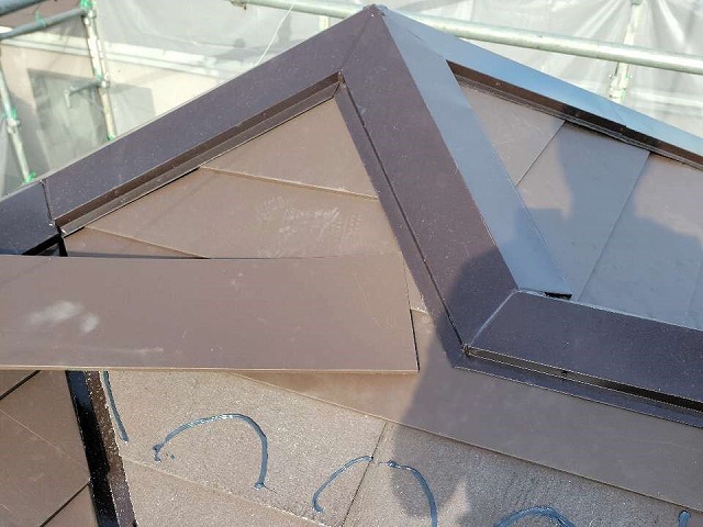 シーガード工法によるガルバリウム鋼板製の屋根材の貼り施工