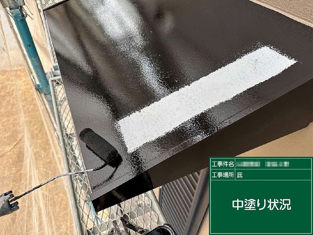 外壁および付帯部塗装工事の庇に対する中塗り工程