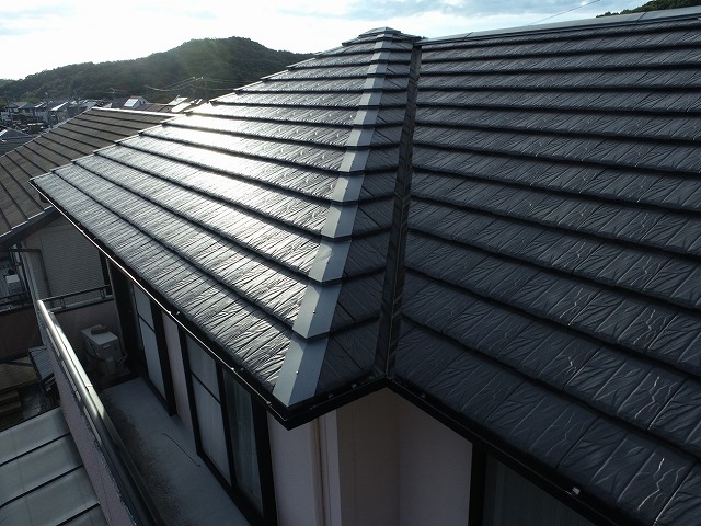 住宅平板瓦屋根の板金役物に経年劣化を確認した無料点検の様子