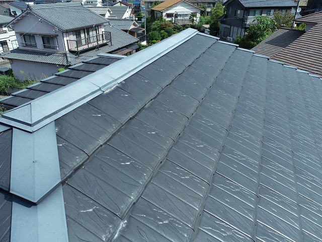 ドローン点検で板金役物の経年劣化が確認された防災瓦屋根