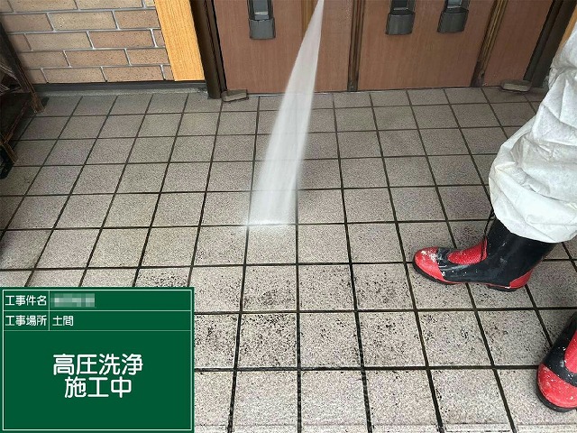 玄関ポーチに美観向上のための高圧洗浄を行っている様子