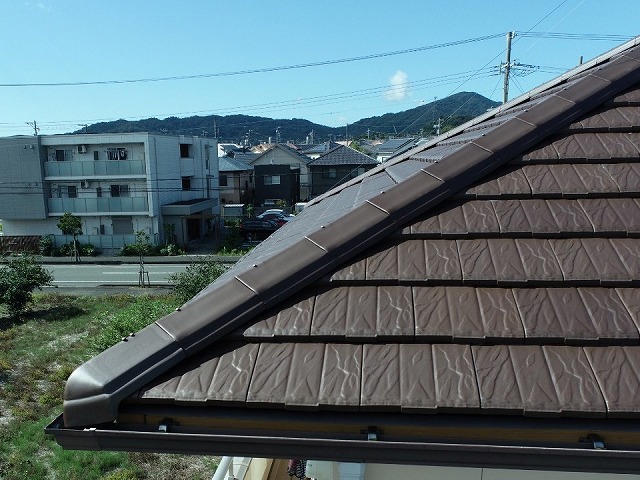 屋根の定期点検でシーラーの劣化状況を確認している様子