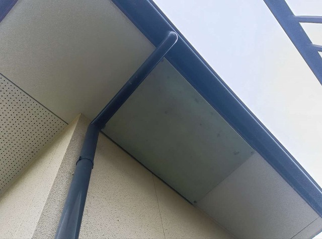 住宅の現場調査で軒天に汚れやカビの付着が見られる状態