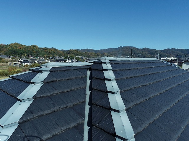 大棟と隅棟が交わる部分の板金役物の色あせの様子