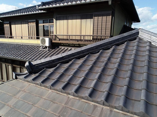 住宅の屋根に経年劣化を確認した無料点検の様子