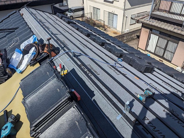 樹脂繊維混入軽量セメント瓦のルーガ雅を屋根の上に配置している状況