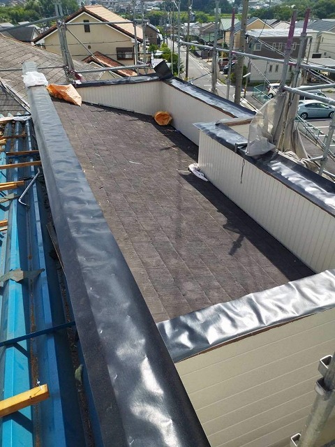 屋根の笠木補修で防水シート張り施工