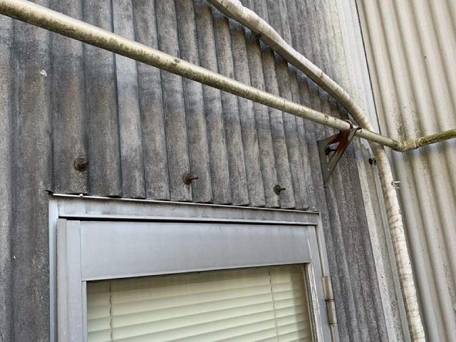 波型スレート外壁を固定するフックボルトのサビが発生