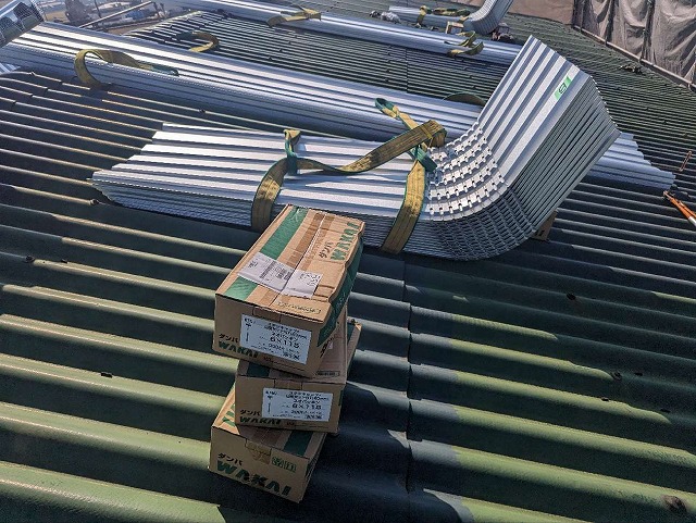 カバー工法を行うためのガルバリウム鋼板製の折板屋根材の搬入