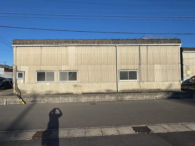 尾張旭市にて実施する倉庫屋根、外壁カバー工法、波型スレートのアスベスト問題について