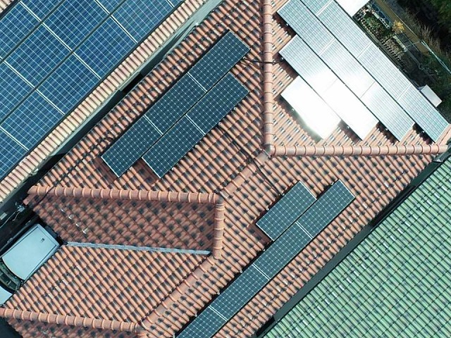 漆喰の劣化にともなう棟瓦取り直し工事を行うモニエル瓦仕上げの住宅