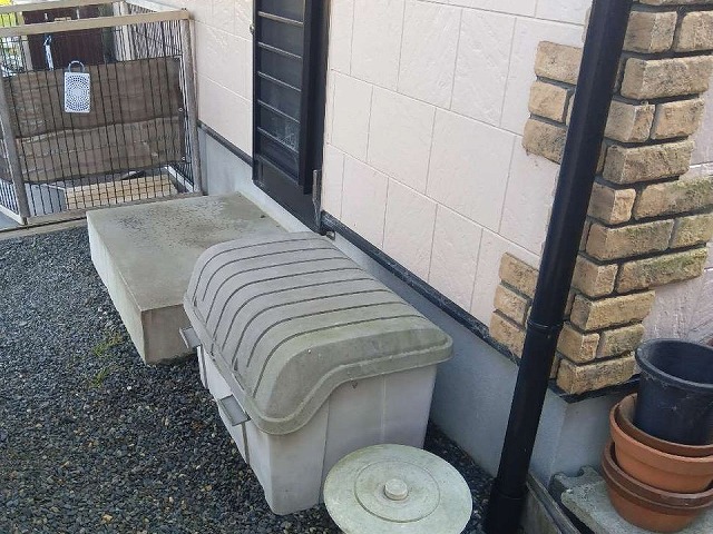 住宅の現場調査で基礎水切りに経年劣化を確認