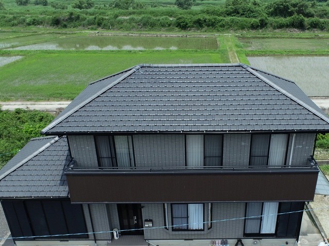 屋根点検の結果を受けて棟瓦取り直し工事を行うことになった住宅の外観