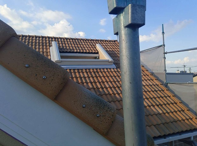 棟瓦取り直しや谷板金塗装を行う住宅の施工前状況