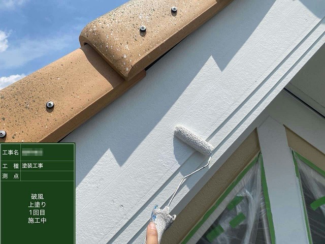 外壁塗装工事の破風板に対する上塗り1回目の施工
