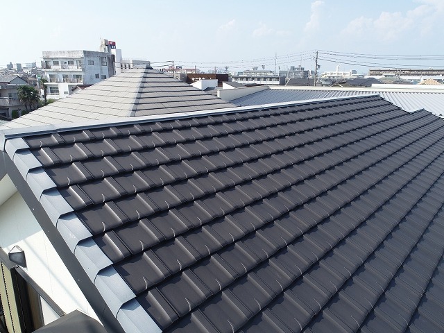 板金役物取り替えメンテナンスを行う住宅の屋根