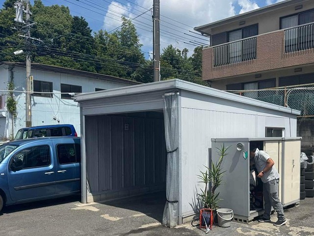 室内に新たな断熱層を設ける断熱工事を行うガレージの外観