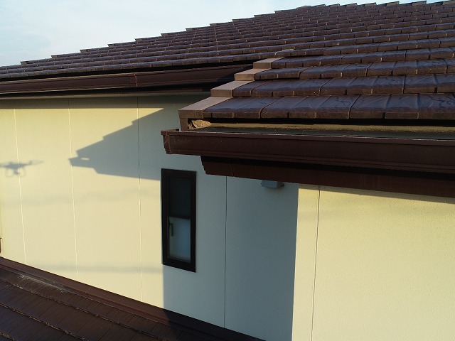 板金役物と陶器瓦同質役物との取り替えを行う住宅の現場調査