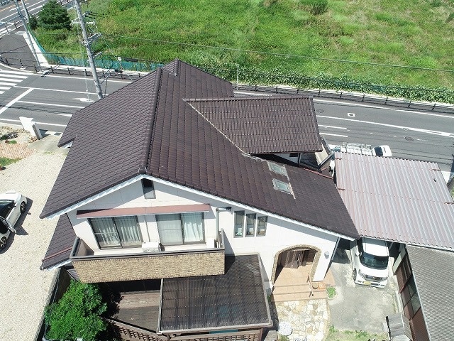 棟瓦取り直し工事や谷板金、破風板へのガルバカバー工事を行う住宅の屋根