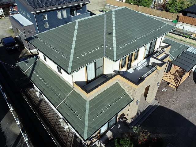 瓦屋根の板金役物に経年劣化を確認した現場調査の様子