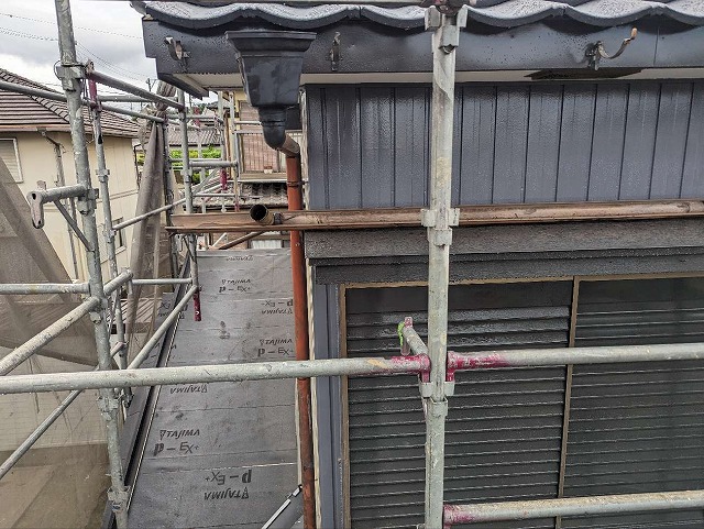 住宅の屋根メンテナンスで下屋根の改質アスファルトルーフィング張り施工