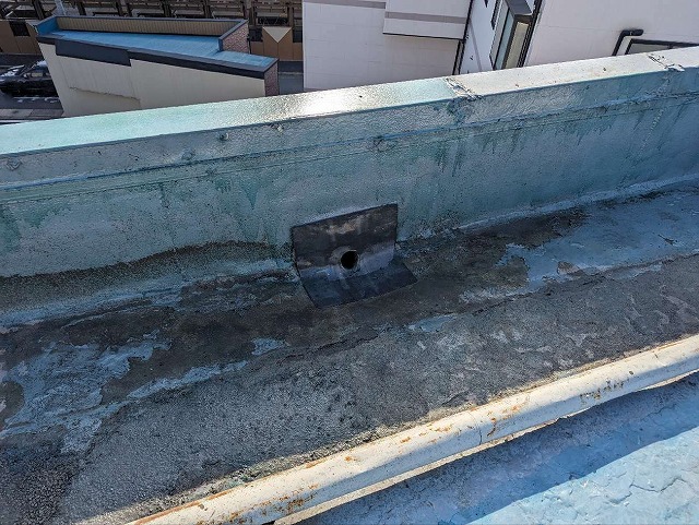 屋上防水工事で排水ドレン周辺の下地処理が完了した状況