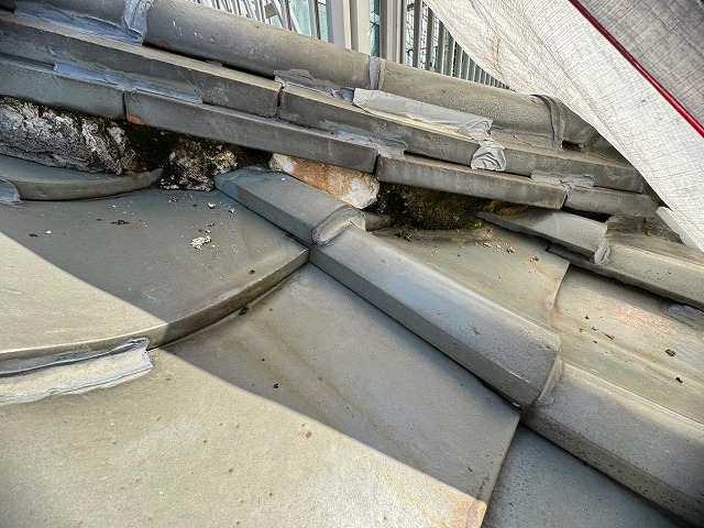 住宅の下屋根棟瓦の漆喰が劣化してひび割れや剥がれ落ちが発生