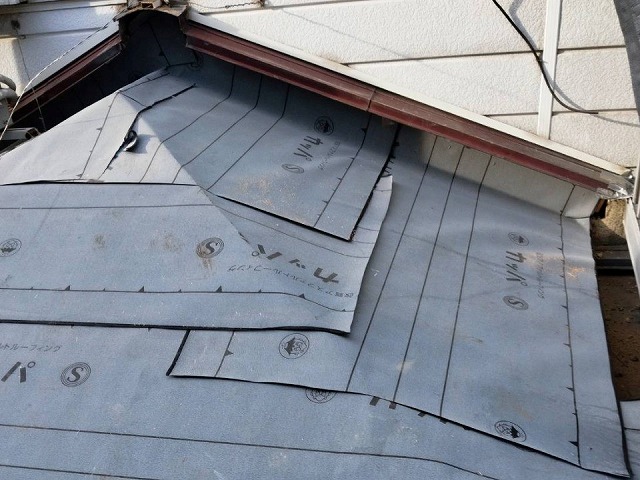 ガルバリウム鋼板屋根による葺き替え工事の下地が完成