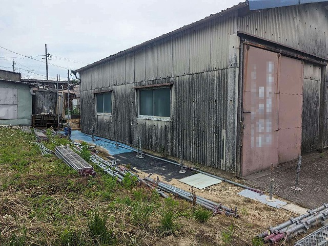 名古屋市緑区で劣化した波型スレート屋根へのカバー工事、まずは足場の設置から