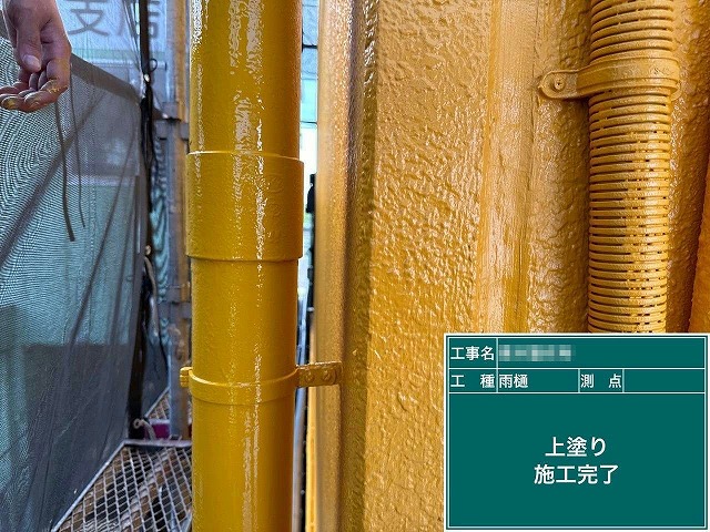 工場建物雨樋塗装メンテナンスの竪樋への上塗り施工が完了した状況