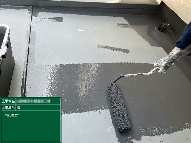 外壁塗装メンテナンスの庇板金への中塗り施工状況