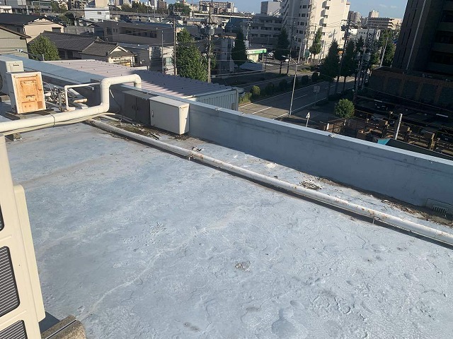 ウレタン塗膜防水によるメンテナンスを行く会社建物の屋上