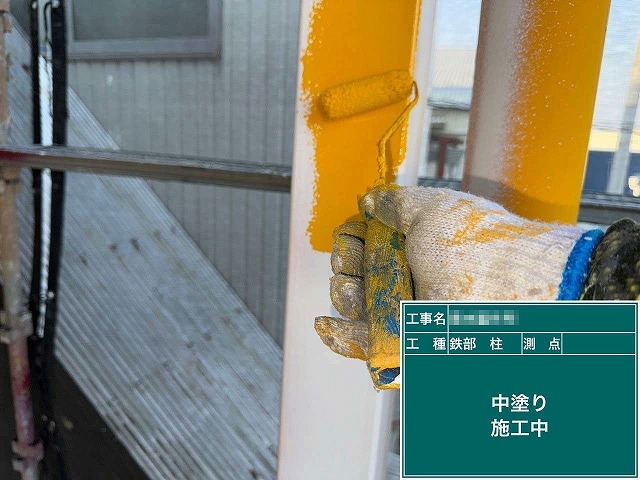 工場建物外部メンテナンスの鉄骨柱への中塗り施工