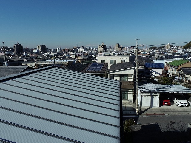 岡崎市の退色や塗膜剥がれがあったガルバリウム鋼板屋根への塗装工事の高圧洗浄工程