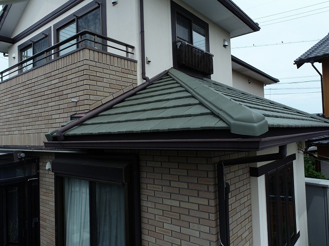 棟瓦および袖瓦の取り直し工事を行う住宅の屋根点検