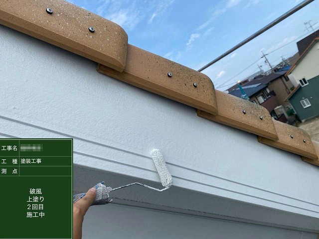 外壁塗装工事の破風板に対する上塗り2回目の施工