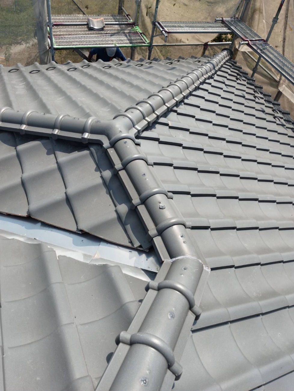 棟瓦取り直し工事後の屋根