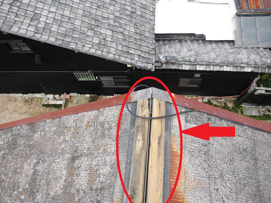 屋根の端のはがれた棟板金